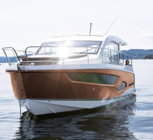 Sealine_C390_Exterior_15_ankern_0036-490x450