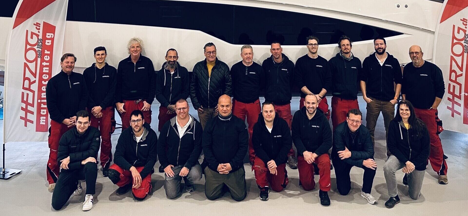 Teamfoto-scaled-e1731574647200-1920x887